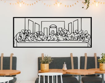 Puede incluir: Decoración de pared de arte de línea en blanco y negro que representa La Última Cena. La obra de arte está enmarcada y montada en una pared blanca sobre un conjunto de bancos acolchados grises con mesas de madera y sillas blancas.