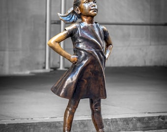 Fearless Girl Statue in der Wall Street, NYC - Mädchen in Farbe, Hintergrund in Schwarz & Weiß