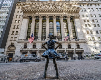 Fearless Girl in front of the New York Stock Exchange