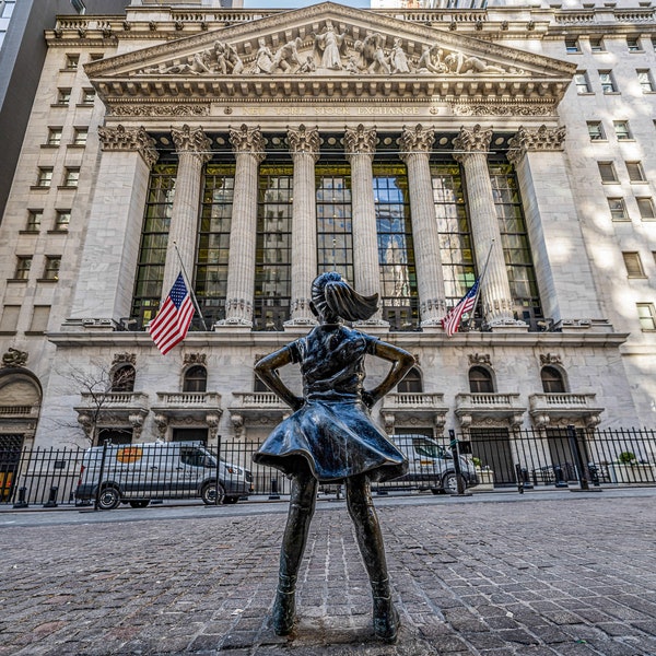 Fearless Girl in front of the New York Stock Exchange