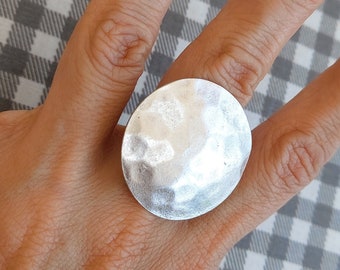 29 / Silver Brutalist Hammered Big Round Ring, Modernist Abstract Ring,US Size 0,76 inch