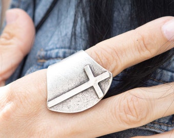 R2- Bague large crucifix en plaqué argent : spirituel, symbolique, design moderne - Intemporel