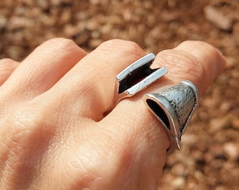 40 / Silver Brutalist Modern Line ART Ring