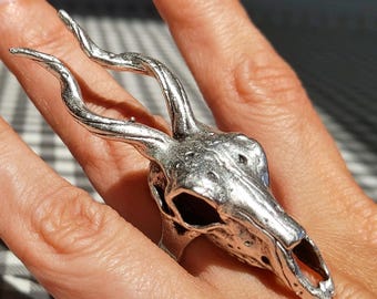 Anillo con calavera de toro — Anillo gótico de plata con cuerno — Regalo de arte tribal para lucir