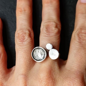 Asymmetrisk cirkelring — Silvermåneskivaring — Brutalistisk bärbar konstgåva