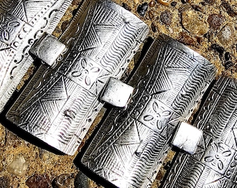 幅広の彫刻入りシルバーブレスレット、トライバルパネルのボヘミアン風ステートメントカフ、エスニックなウェアラブルアート、ハンドメイドギフト