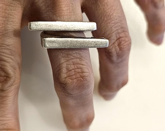 Anillo brutalista de plata, diseño geométrico escultórico, ajustable, estilo modernista abstracto, regalo unisex.