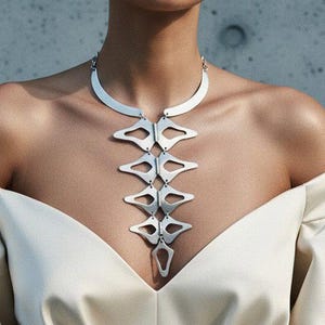 Collar anatómico brutalista, vanguardista, escultórico, de plata, llamativo, geométrico, modernista, arte abstracto.