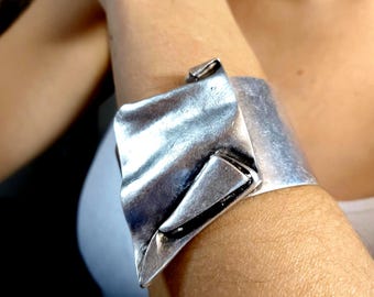 Brutalna srebrna asymetryczna bransoletka mankietowa, odważna, masywna, szeroka, rzeźbiarska, wyrazista biżuteria modernistyczna