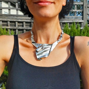 23 / BRUTALIST Asymmetrical Necklace, Antique Silver Statement Chunky Bib Necklace, Modernist Jewelry imagem 5