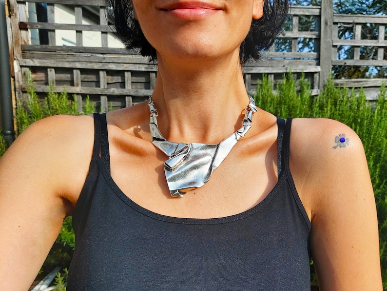 23 / BRUTALISTische asymmetrische ketting, antieke zilveren statement dikke bib ketting, modernistische sieraden afbeelding 5