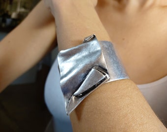 38 / BRUTALIST Brazalete asimétrico, Brazalete grueso llamativo de plata antigua, Joyería modernista