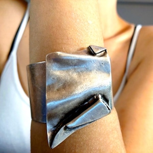BRUTALIST Asymmetrische Manschette Armband klobige breite skulpturale Statement Modernist Schmuck