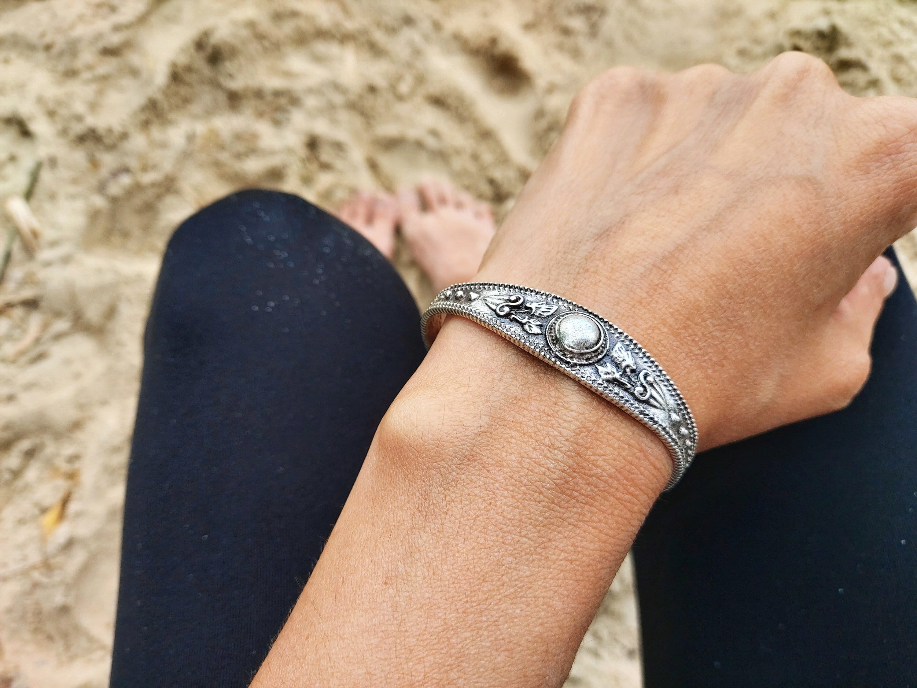 Nepal silver bangle - Etsy 日本