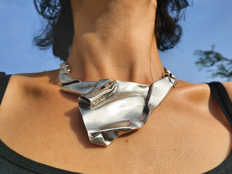 23 / BRUTALIST Asymmetrical Necklace, Antique Silver Statement Chunky Bib Necklace, Modernist Jewelry imagem 1