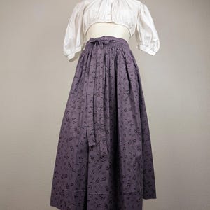 Dirndlschürze (M/Medium) - 80 cm - lila aubergine schwarz gemustert