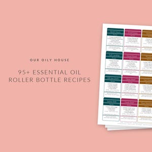 Op de afbeelding: Een stapel bedrukte vellen met de titel Our Oily House 95+ Essential Oil Roller Bottle Recipes. De vellen bevatten een raster van rechthoekige labels in tinten blauwgroen, magenta en bruin, elk met specifieke instructies voor oliemengsels.