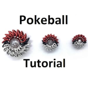 Op de afbeelding: Drie Pokeball-geïnspireerde sieraden gemaakt van rood, zwart en zilverdraad. Het grootste stuk is een ring met een heldere kraal in het midden. De tekst "Pokeball Tutorial" is zichtbaar onder de sieraden.