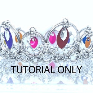 Puede incluir: Una corona de alambre plateado con detalles metálicos de colores en forma de lágrima. La corona está hecha de múltiples bucles de alambre entrelazados. El texto "TUTORIAL ONLY" es visible debajo de la corona.