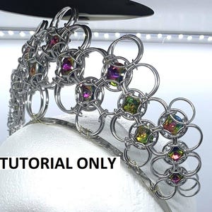 Peut inclure: Une couronne en cotte de mailles argentée avec des pierres précieuses irisées. La couronne est faite d'anneaux métalliques imbriqués et présente un motif floral. Le texte "TUTORIAL ONLY" est affiché sur l'image.