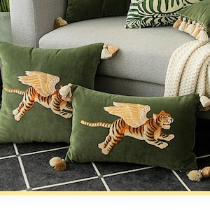 Tigre volant sur du velours luxuriant ! 3 couleurs ! Housse de coussin amusante avec appliqué tigre coquin. Cadeaux d'amant de tigre. Oreiller tigre. Oreiller en velours.