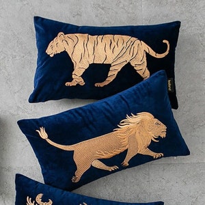 Op jacht! Luxe fluwelen sierkussenhoezen met tijger en leeuw. Hoogwaardige decoratieve kussenhoezen. Tijger kussen. Leeuw kussen. Fluwelen tijger.