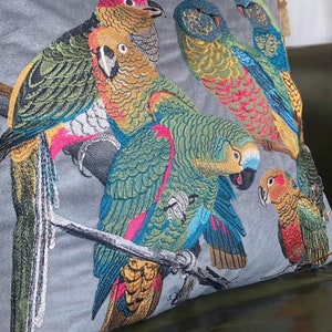 Broderade papegojor i sammet – örngott i livfulla färger med fågelmotiv