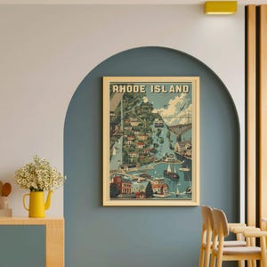 Può includere: Una mappa incorniciata in stile vintage del Rhode Island, con un'illustrazione dettagliata della costa, delle città e dei ponti dello stato. La mappa è in una cornice di legno ed è esposta su una parete blu. Le parole "Rhode Island" sono in alto.