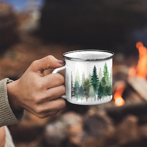 Taza de camping esmaltada con diseño de pino, ideal para exteriores