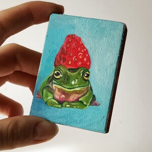 Sapo con una fresa en la cabeza. Pintura al óleo original sobre tabla de madera. Pintura de miniaturas. Imán de refrigerador imagen 3