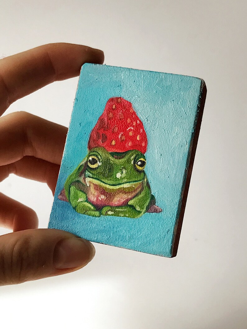 Sapo con una fresa en la cabeza. Pintura al óleo original sobre tabla de madera. Pintura de miniaturas. Imán de refrigerador imagen 3