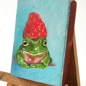 Sapo con una fresa en la cabeza. Pintura al óleo original sobre tabla de madera. Pintura de miniaturas. Imán de refrigerador imagen 2