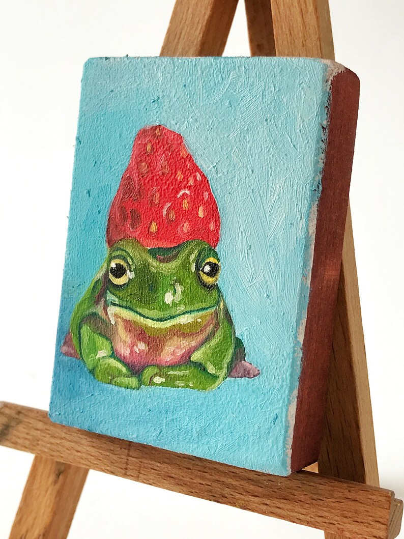 Sapo con una fresa en la cabeza. Pintura al óleo original sobre tabla de madera. Pintura de miniaturas. Imán de refrigerador imagen 2