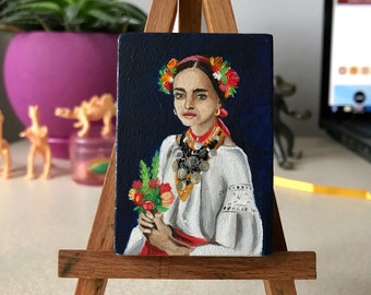 Chica ucraniana con flores. Pintura al óleo original en miniatura sobre base de madera. Hay un imán adherido a la parte posterior de la pintura.