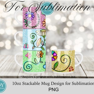 以下が含まれることがあります： 花柄のデザインが施された10オンスのスタッキングマグカップ4個セット。マグカップはピンク、ブルー、グリーン、イエローです。マグカップは積み重ねられています。背景はぼやけた光の画像です。