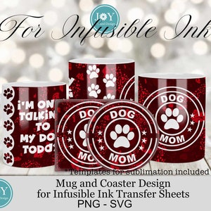 Puede incluir: Diseño de sublimación rojo y blanco para una taza y un posavasos con una huella de pata y el texto "Dog Mom".