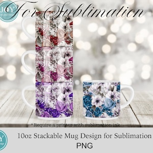Può includere: Set di quattro tazze impilabili da 10 once con motivi floreali. Le tazze sono bianche con un motivo floreale in tonalità di rosso, rosa, viola e blu. Il testo "Require a printer with sublimation ink." è in basso nell'immagine. Il testo "10oz Stackable Mug Design for Sublimation PNG" è in basso nell'immagine.