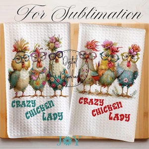 Puede incluir: Dos toallas de cocina blancas con un fondo de madera. Cada toalla presenta una ilustración colorida de tres pollos con diademas florales y el texto "Crazy Chicken Lady".