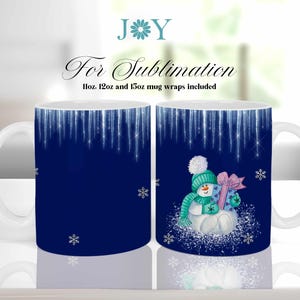 Op de afbeelding: Twee witte keramische mokken met een blauwe achtergrond en een wit sneeuwvlokkenontwerp. Een mok heeft een sneeuwpop die een cadeaudoos vasthoudt. De tekst "JOY" en "For Sublimation" staat bovenaan de afbeelding. De tekst "11oz, 12oz and 15oz mug wraps included" staat onder de tekst "For Sublimation".