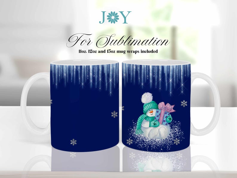 Op de afbeelding: Twee witte keramische mokken met een blauwe achtergrond en een wit sneeuwvlokkenontwerp. Een mok heeft een sneeuwpop die een cadeaudoos vasthoudt. De tekst "JOY" en "For Sublimation" staat bovenaan de afbeelding. De tekst "11oz, 12oz and 15oz mug wraps included" staat onder de tekst "For Sublimation".