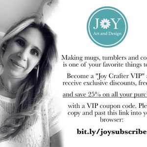 Peut inclure: Photographie en noir et blanc d'une femme portant un chemisier blanc. Texte superpos&eacute; : "JY Art and Design" et "Faire des tasses, des gobelets et des sous-verres est l'une de vos choses pr&eacute;f&eacute;r&eacute;es &agrave; faire ? Devenez un "Joy Crafter VIP" et b&eacute;n&eacute;ficiez de r&eacute;ductions exclusives, de cadeaux gratuits et &eacute;conomisez 25 % sur tous vos achats avec un code promo VIP. Veuillez copier et coller ce lien dans votre navigateur : bit.ly/joysubscribe"