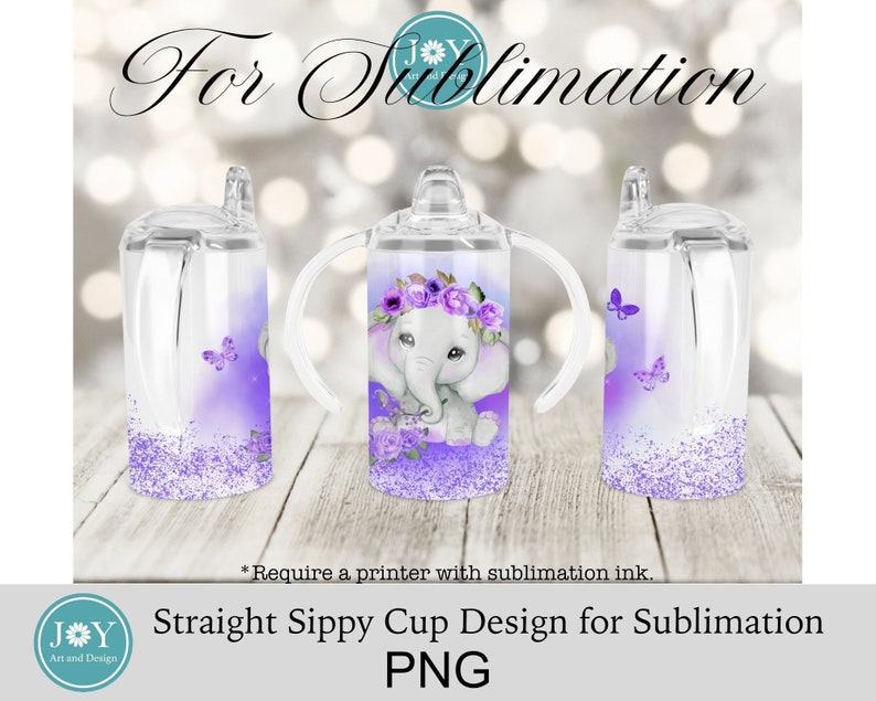 Puede incluir: Un dise&ntilde;o de sublimaci&oacute;n morado y blanco para una taza con boquilla que presenta un elefante de dibujos animados con una corona de flores y mariposas. El dise&ntilde;o est&aacute; en una taza con boquilla transparente con asa.