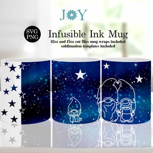 Może przedstawiać: Trzy białe ceramiczne kubki z niebieskim wzorem galaktyki i białymi konturami gwiazd i gnomów. Kubki mają pojemność 12oz i 15oz i zawierają pliki do cięcia, okładki na kubki i szablony do sublimacji.