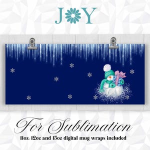 Op de afbeelding: Een blauw en wit digitaal mok-ontwerp met een sneeuwpop met een turquoise hoed en een roze-wit cadeau. Het ontwerp bevat een sprankelende achtergrond met sneeuwvlokken en het woord "JOY" in turquoise letters met een witte sneeuwvlok in het midden. De tekst "For Sublimation" is geschreven in een cursief schrift onder het ontwerp. De tekst "11oz, 12oz en 15oz digital mug wraps included" is geschreven in een kleiner lettertype onder de cursieve tekst.