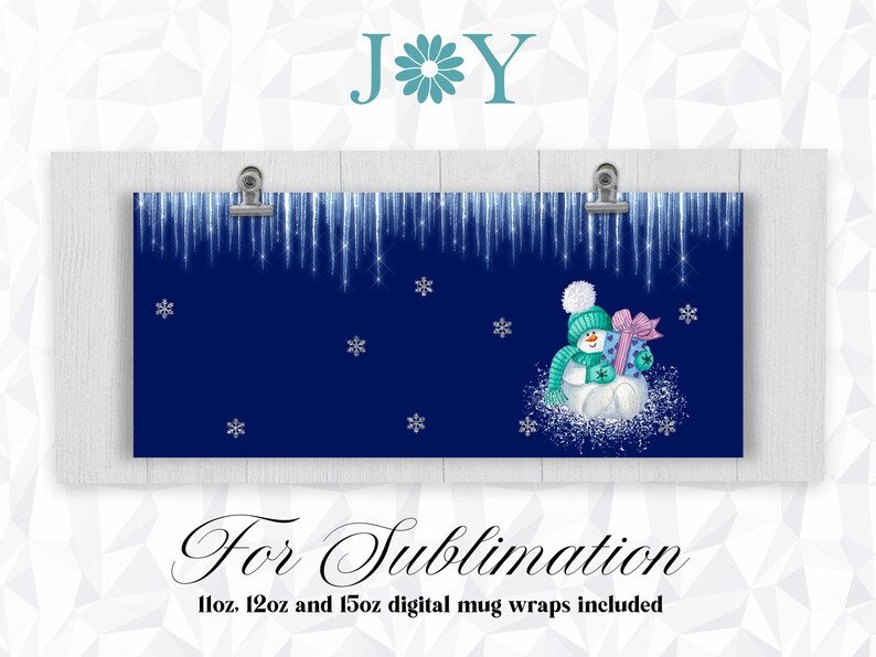 Op de afbeelding: Een blauw en wit digitaal mok-ontwerp met een sneeuwpop met een turquoise hoed en een roze-wit cadeau. Het ontwerp bevat een sprankelende achtergrond met sneeuwvlokken en het woord "JOY" in turquoise letters met een witte sneeuwvlok in het midden. De tekst "For Sublimation" is geschreven in een cursief schrift onder het ontwerp. De tekst "11oz, 12oz en 15oz digital mug wraps included" is geschreven in een kleiner lettertype onder de cursieve tekst.