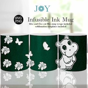 Może przedstawiać: Trzy białe ceramiczne kubki z zielonym tłem i różnymi wzorami. Pierwszy kubek ma białe kwiaty hibiskusa i motyle. Drugi kubek ma białego motyla. Trzeci kubek ma białego kreskowego hipopotama. Tekst "SVG PNG" i "Infusible Ink Mug" jest widoczny w górnej części obrazu.