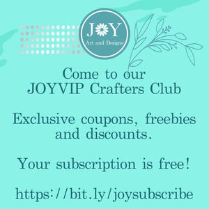 Op de afbeelding: Een turquoise blauwe afbeelding met een wit bloemlogo met de tekst "JY Art and Designs". De tekst luidt: "Kom naar onze JOYVIP Crafters Club Exclusieve kortingsbonnen, gratis artikelen en kortingen. Uw abonnement is gratis! https://bit.ly/joysubscribe"