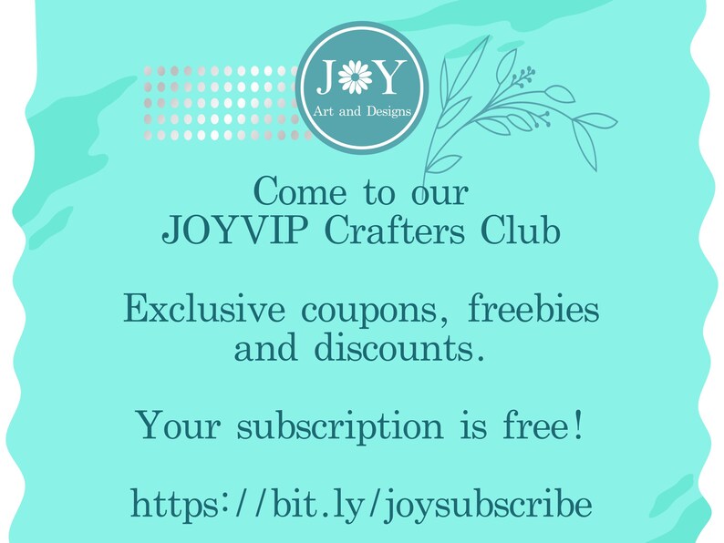 Op de afbeelding: Een turquoise blauwe afbeelding met een wit bloemlogo met de tekst "JY Art and Designs". De tekst luidt: "Kom naar onze JOYVIP Crafters Club Exclusieve kortingsbonnen, gratis artikelen en kortingen. Uw abonnement is gratis! https://bit.ly/joysubscribe"