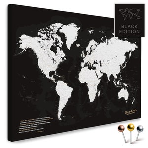 Weltkarte Pinnwand Leinwand "Dark Black" (Schwarz Weiß) mit Personalisierung | zum Pinnen & Markieren deiner Reiseziele