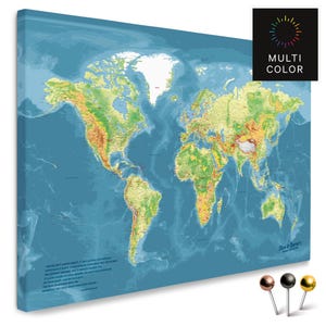 Peut inclure: Une impression sur toile de carte du monde multicolore avec un fond océanique bleu et des masses terrestres détaillées en vert, jaune et marron. L'impression comprend le texte "MULTI COLOR" et est livrée avec trois punaises.